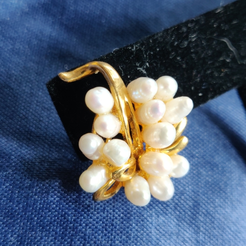 NWOT  pearl cluster earrings(#211)